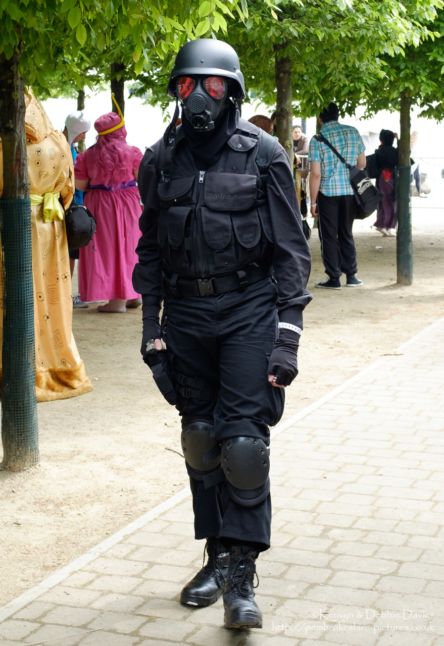 If you can identify the character (or if you are the character) then please email me at <a href="mailto:webmaster@pembrokeshire-pictures.co.uk">webmaster@pembrokeshire-pictures.co.uk</a>.