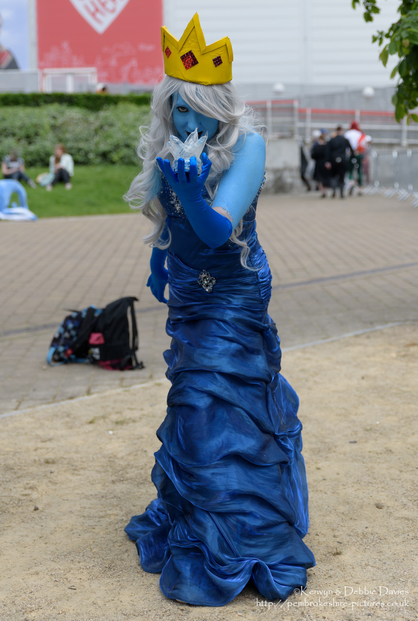 If you can identify the character (or if you are the character) then please email me at <a href="mailto:webmaster@pembrokeshire-pictures.co.uk">webmaster@pembrokeshire-pictures.co.uk</a>.<br/><br/>I realised my mistake later (should have asked her to lower the prop a bit) but was unable to find her again.