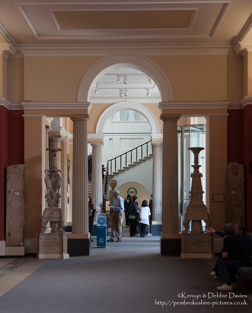 Built in 1678?1683, The Ashmolean Museum of Art and Archaeology in Oxford is the oldest university museum in the world.