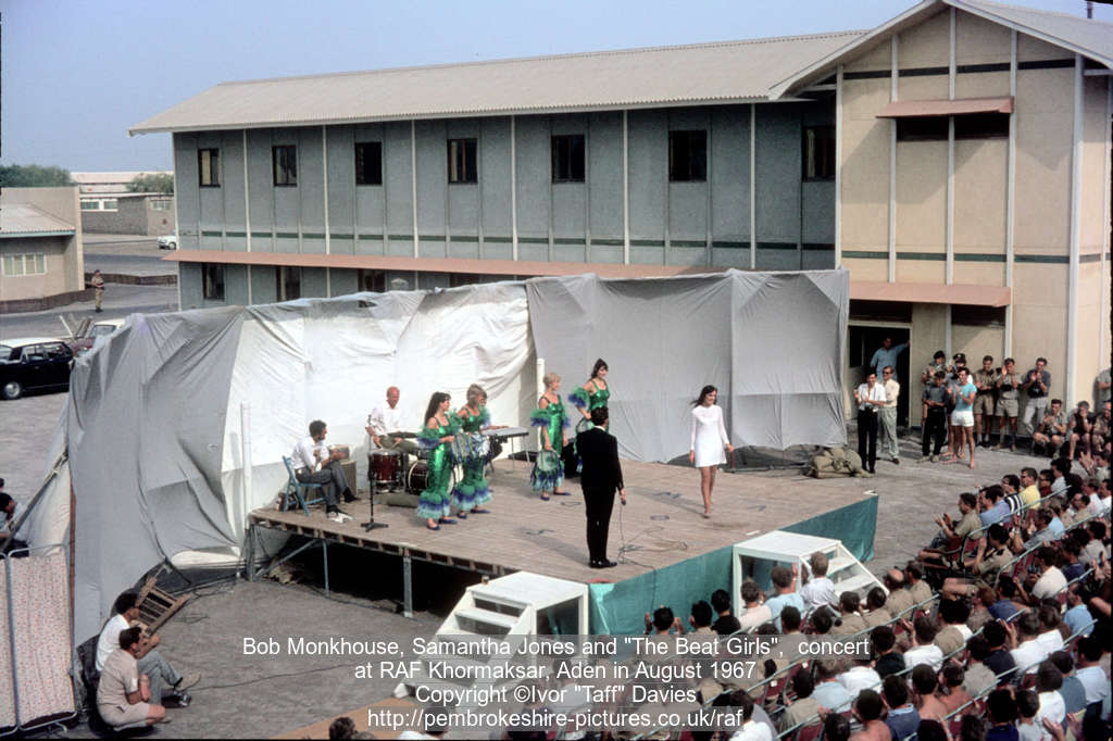 Bob Monkhouse, Samantha Jones and "The Beat Girls",  concertat RAF Khormaksar, Aden in August 1967