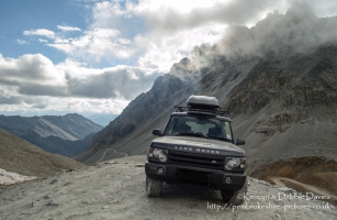 Land Rover Discovery II at Coll Sommeiller in The Alpes